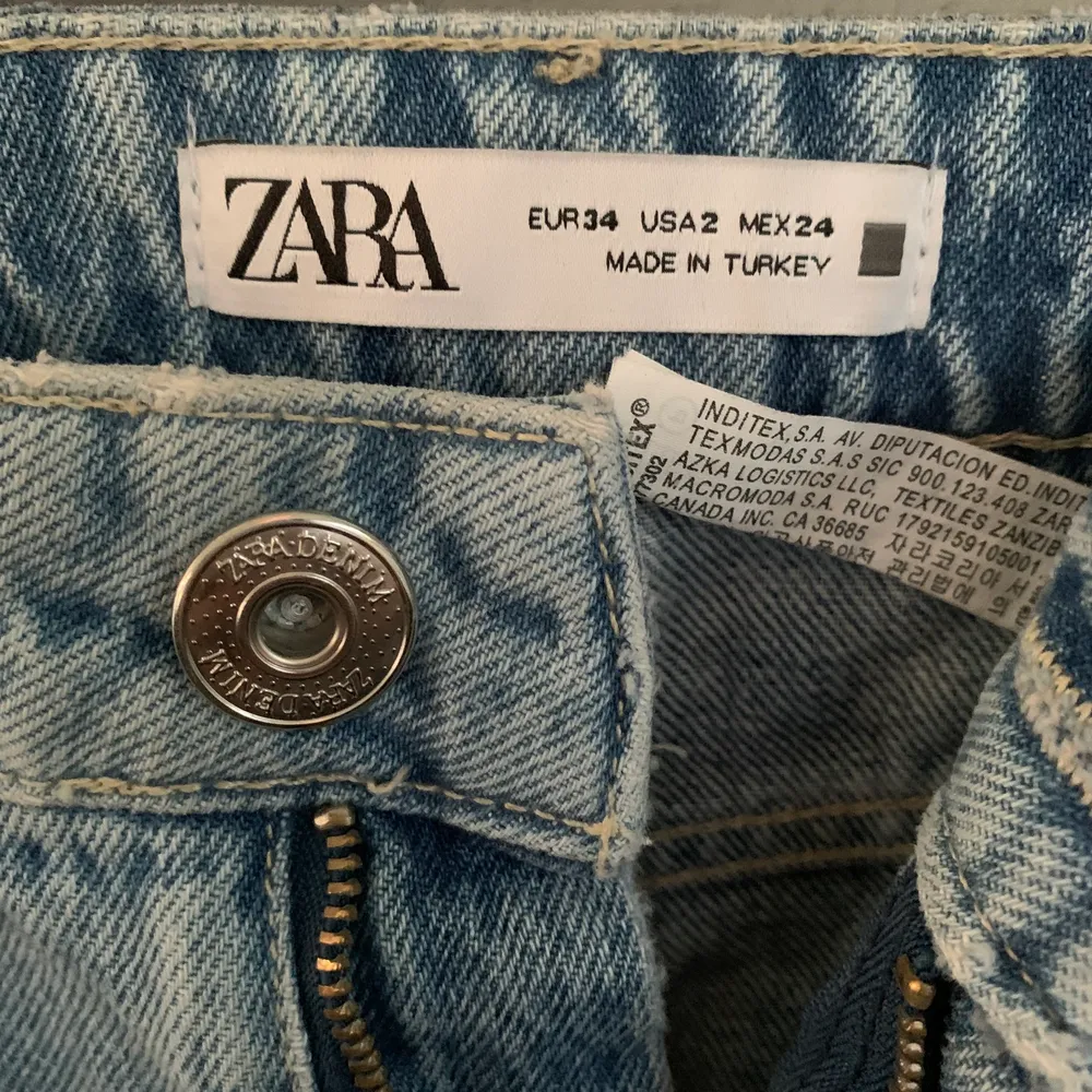 Dessa jeans är ifrån Zara och är i storleken 34, använt en gång. Dom är breda längre ner mot benen och sitter ganska löst nertill. Meddela gärna för fler bilder på plagget, fraktpriset varierar beroende på vart plagget skickas 💓. Jeans & Byxor.