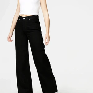 Junkyard wide-leg jeans storlek 29 - Helt oanvända jeans från junkyard! Dem var försmå och jag tog av lappen innan jag testade dem. Ostretchigt tyg. Passformen är tight vid midjan/lår och vidare ben. Nypris 500kr. Köparen står för frakt! Kolla gärna in mina andra anonser❤️