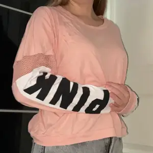 Säljer denna coola rosa tröjan från pink! Den har coola nätdetaljer och text där det står ”pink” på ärmarna! Sparsamt använd och i mycket bra skick! Kontakta mig vid intresse🦋🦋