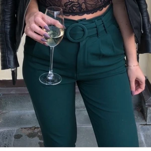 Gröna byxor från Zara stl S - Snygga kostymbyxor med skärp i fin grön färg! 