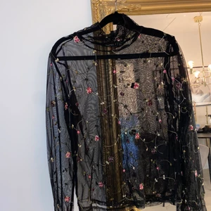 Meshtopp från boohoo stl 38 - Tunn meshtopp med brodyr 