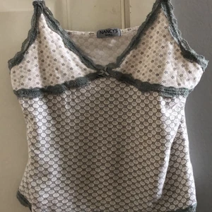 Trendigt linne - Jättegulligt linne från second hand. Storlek. S passar mellan xs-m beroende på hur man vill att de ska sitta. Nypris: 60kr.       Frakt ingår