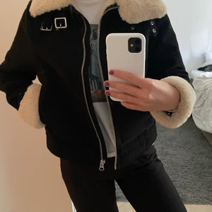 Höstjacka  - En mysig höstjacka i mocka med fluffigt tyg i. Jackan är i S😊 Säljer den för jag aldrig använder den.