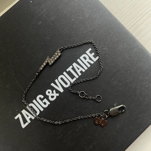 Zadig & Voltaire armband - Så fint armband från Zadig & Voltaire. Aldrig använt!! Så det är som nytt! Nypris ca 1000kr☺️ ”Dustbagen” medföljer