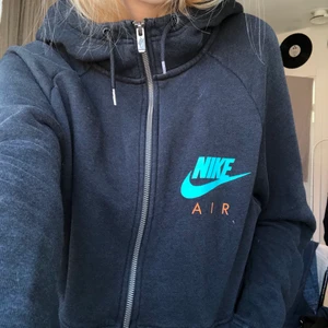 Nike air zip up hoodie - Sjukt cool Nike Air zipup hoodie! Har inte haft så mycket användning för den. FÖRST TILL KVARN!