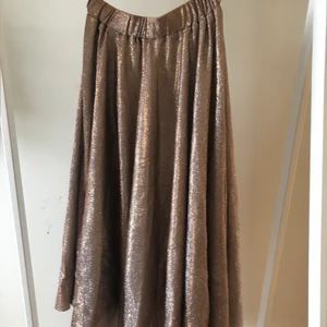 Glittrig kjol från vila - Midi längd. Utsvängd.