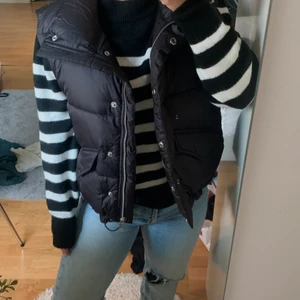 Vadderad väst  - Jättefin slutsåld väst från H&M i strl XS. Hyfsat oversized, passar XS-M. Väldigt varm! Går att justera band vid plaggets slut. Använd 1 gång säljer pga har redan en annan väst. Startbud 200 kr. Skickas via ”skicka lätt” och är spårbar, köparen står för frakt🥰 ny annons för råkade trycka på ”såld knappen”