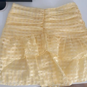 Snygg kjol  - Säljer min snygga kjol ifrån gina som jag aldrig användt. Köparen står för frakten, 60kr💗💗 köpt för 399kr