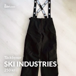 Täckbyxor Ski Industries - Täckbyxor i storlek medium använda någon enstaka gång, varma och sköna! Nypris vet jag inte men minst 600kr, mitt pris 250kr men kan ev gå ner i pris om så önskas🥰