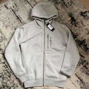 Sail Racing zip up  - En sprillans ny Sail Rocking zip up kofta. Aldrig använd! Eftersom jag råka köpa den i herr storlek i storlek S och slarvade bort retur kvitto, så säljer jag den här. Fick den 13 september och kostade 1300kr. 