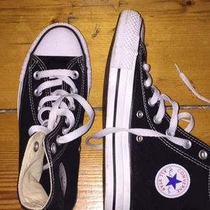 Converse svarta  - Använda en gång och köpte dom för 750 och säjer dom för 300+frakt