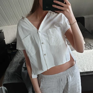 Kortärmad skjorta - Vit somrig skjorta🤍 Har sytt om den, kortat ärmarna och lagt en söm i ryggen!