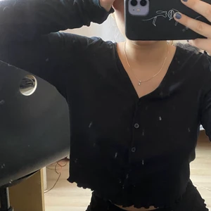 Svart kofta - Säljen denna fina svarta koftan från bik bok i storlek L. Säljer den pga den är för stor för mig, endast använd en gång. 60 kr + frakt. Dm för mer bilder och info