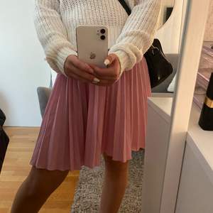 Jättesöt rosa plisserad kjol i xs. Sparsamt använd så i fint skick!💗 Passar perfekt med en stickad tröja nu till hösten! Köparen står för fraktkostnaden på 45kr💕