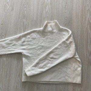 Fin stickad tröja!  - Fin vit stickad tröja från & other stories! Använd 1 gång, storlek S