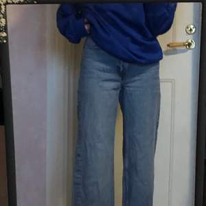 Ett par Monki mid blue jeans i den populära modellen Yoko. Jeansen är i monkis storlek 25. Köpt av en annan person här på Plick nyligen men dem var för korta för mig. Endast testade. Säljer för 190 + frakt. (inte inkluderad frakt) 💕