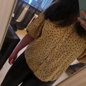 Blus storlek M 75kr   - Blus/tröja från Lindex storlek M kostar 75 kr inklusive frakt. Använd ert få tal gånger bra skick! Skriv för mer information ☺          (Du betalar för frakt också)