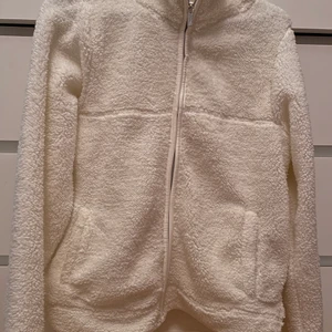 Teddy jacka - Mjuk vit jacka från lager 157. Använd endast 1 gång. Kommer inte till användning