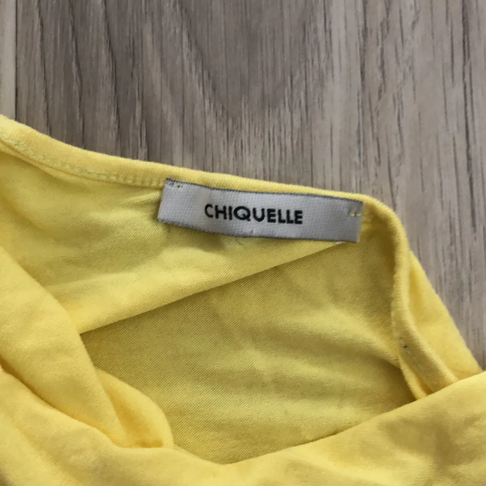 Super söt gul knyt topp från Chiquelle. Köpt förra året men nästan aldrig använd. Kontakta mig för fler bilder💕. Toppar.