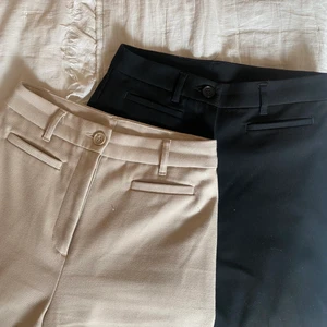 Kostymbyxor från Monki - Säljer dessa två par kostymbyxor från Monki i svart och beige! De båda är i storlek 32 och jag är 160cm 🤍 De är bara använda ett par gånger så i superskick! 200kr/styck eller båda för 350kr 🤎