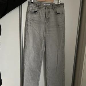   - Ett par gråa byxor från Zara i storlek 40 och är i fint skick. Aldrig använda och prislappen sitter kvar😍