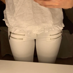 Vita jeans  - Vita jeans som är låga i midjan. Använda endast 1 gång. Är för små för mig.