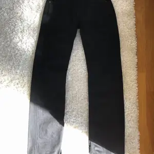 Snygga svarta crocker jeans i storlek XS! Säljer pågrund av att jeansen är för små för mig.💛