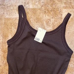 Brun ribbad klänning - Brun ribbad klänning som är helt oanvänd, går under knäna på mig som är 170, frakt tillkommer 