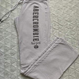 Abercrombie and fitch  - Supersköna mjukisbyxor köpta från Abercrombie & Fitch i London. Använd sparsamt.  Fint skick. 
