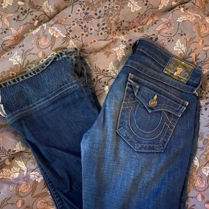 True religion jeans - Assnygga truisar med hål på knäna och sjukt coola detaljer längst ner!!! Lågmidjade och passar perfekt i längd  för mig som är 175 cm 💓