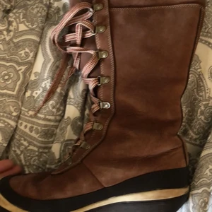 Timberland skor - Vintage vinter stövlar. Äkta timberlands. Pris går att diskutera. Små fel men inget som är sönder. Varma.