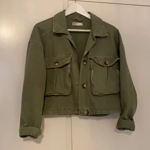 Jacka  - Mörk grön jacka från Gina storlek S pris 250kr finns i Örebro 