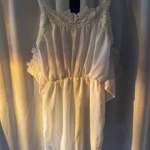 Vit byxdress  - Superfin vit byxdress med spets detaljer. 