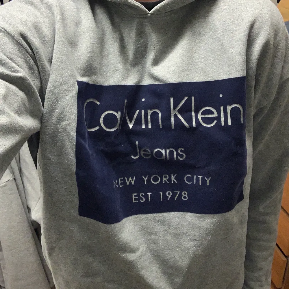 Calvin klein hoodie strl L, använd ett fåtal gånger. . Tröjor & Koftor.
