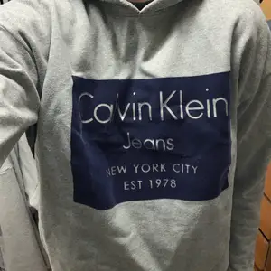Calvin klein hoodie strl L, använd ett fåtal gånger. 