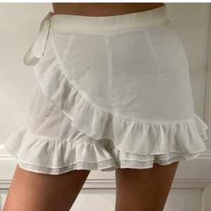 Vita shorts från Bikbok  - Jag säljer mina vita volangshorts från Bikbok då de tyvärr har blivit försmå, de är sparsamt använda och därav i fint skick. Storlek 34/Xs men passar även en S, spårbar frakt