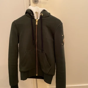 Moose knuckels  - En ”classic Bunny”, en fodrad tjocktröja typ, köpt för runt 3500 för 1 år sen ungefär. Knappt använd, dock en knapp som ramlat av till pälsen men det gör ingen skillnad. 