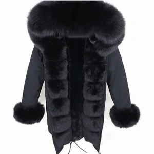 Jacka - Säljer min fatima parka  som jag använt ett par gånger förra vintern jackan är i bra skick kan självklart skicka fler bilder om det önskas.  Jag bär jackan i storlek M men skulle även säga att den passar om man är i s. Jackan är äkta päls