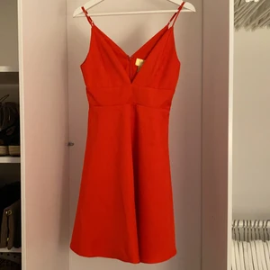 Oanvänd klänning, 34 - Oanvänd klänning 