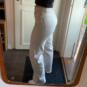 beiga jeans - säljer dessa jeans från h&m , väldigt sköna då materialet är lite strechigt!