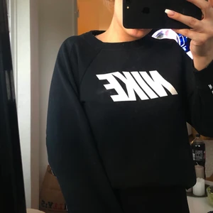 NIKE SWEATSHIRT - en sweatshirt från nike med tryck framtill och bak på ryggen som följer ut på armarna i storlek xs 💙