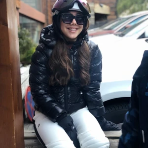 Peak performance jacka  - Säljer min svarta glansiga peak performance jacka i den tjocka modellen ( till för vinter ) som jag tyvärr tröttnat på! Den är i ett bra skick men är använd 