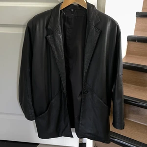 Läderjacka  - En oversized läderjacka. Skriv om du är intresserad!!