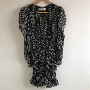 Zara klänning - Säljer denna ursnygga klänningen från Zara, då den blivit för liten för mig tyvärr 😢 Sitter jättefint på och är använd max 4 gånger 🤩