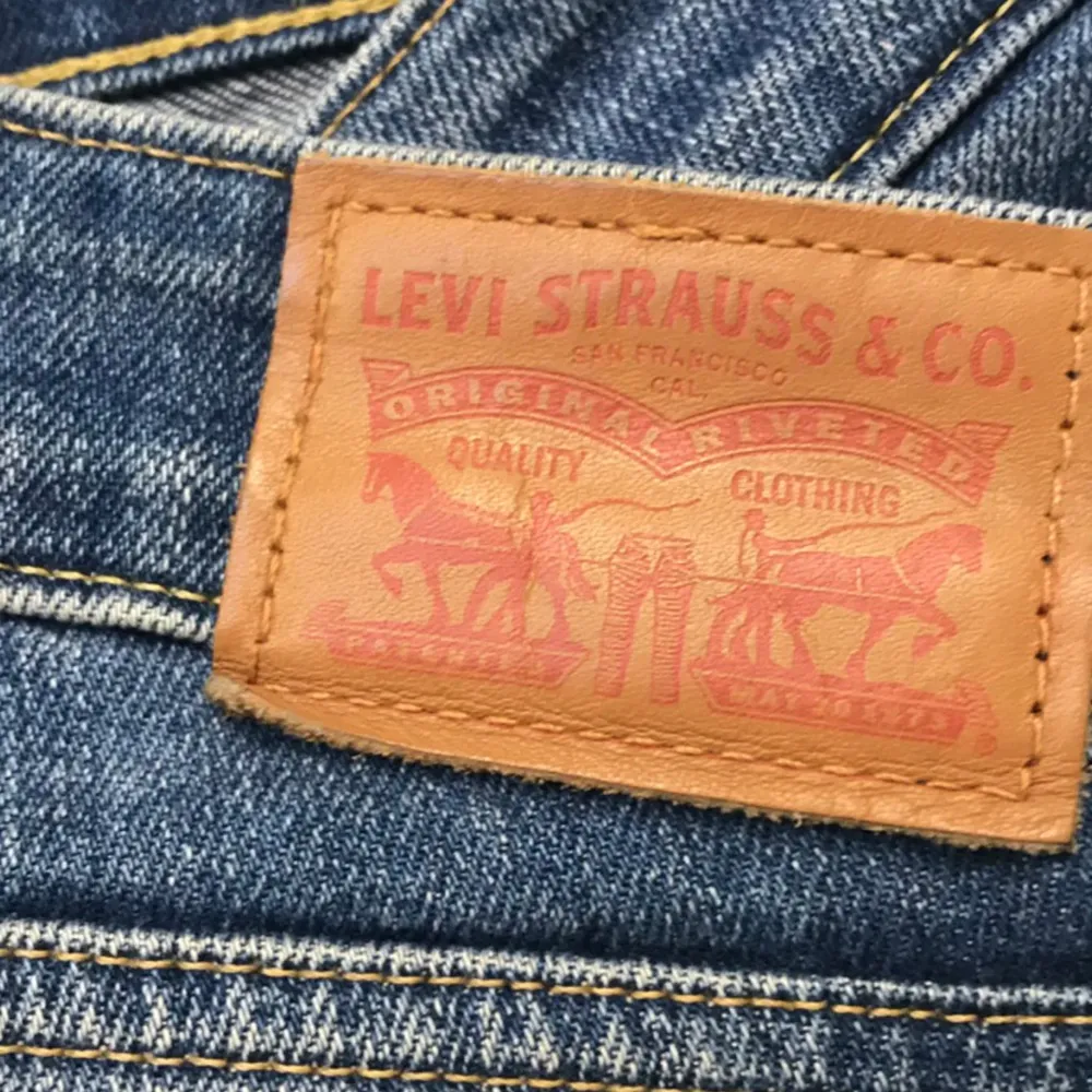 Levi Strauss & Co jeans i storlek 27. Varan är i bra skick och har inga tydliga defekter och är aldrig använda av mig. LÅGMIDJADE . Jeans & Byxor.