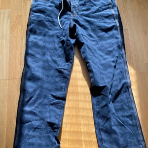 Butter Goods Jeans  - Använda en dag. Jeans med ficka på högra benet från märket Butter goods. 