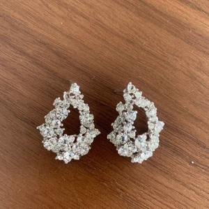 Lily and rosé örhängen silver  - Fina örhängen, aldrig använda då jag har två likadana.