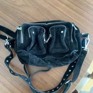 Nunoo väska  - Denna fina kommer tyvärr inte till användning. Har endast hängt i garderoben. 