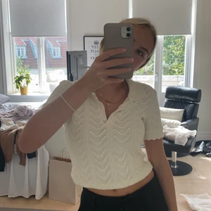 Beige tröja - Säljer denna tröja från zara. Använd fåtal gånger super bra skick. Köparen står för frakten💓