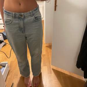 Säljer mina snygga baggy jeans ifårn zara! Dem är i storlek 36, men skulle säga att dem är stora i storleken! Jag är normalt sätt 34 men på mig sitter dem snyggt på höfterna! Jag är 167 cm lång, så dessa jeans går till anklarna på mig! Dem är i en snygg jeans blå färg och inte använda så mycket!